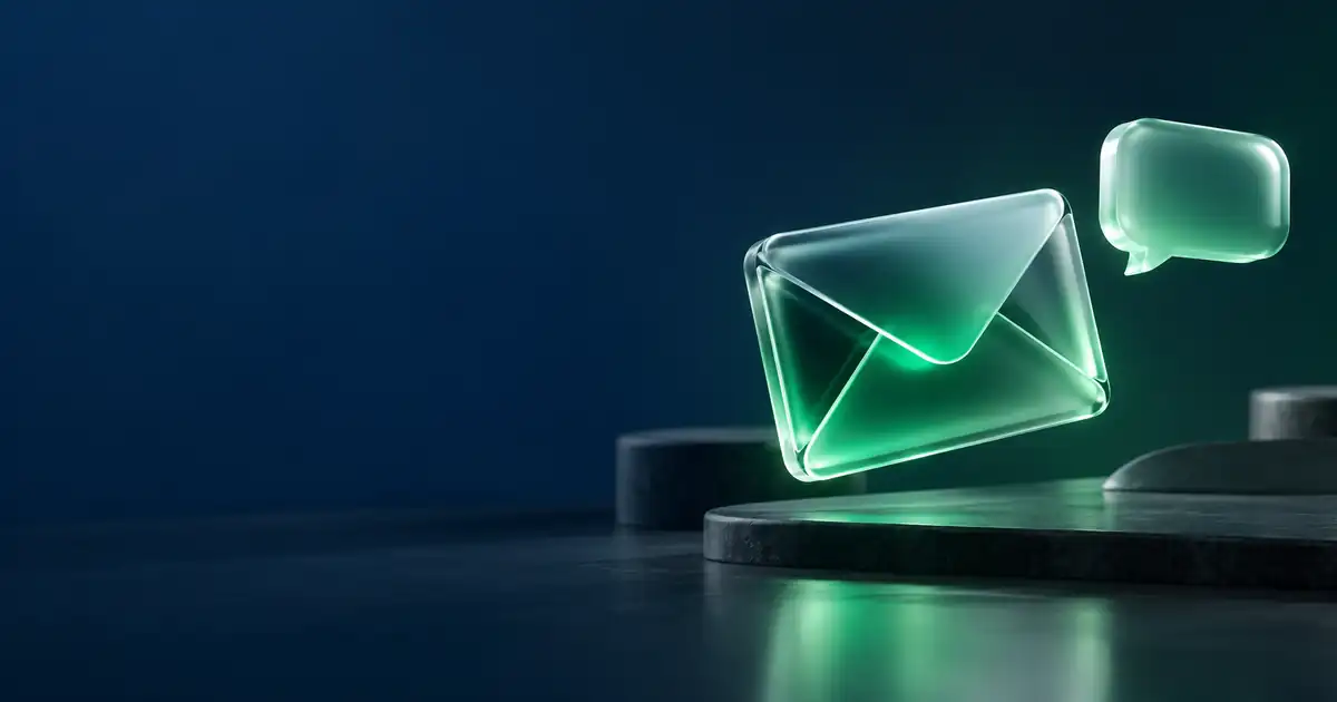 Sobre de cristal iluminado junto a un bocadillo de conversación
