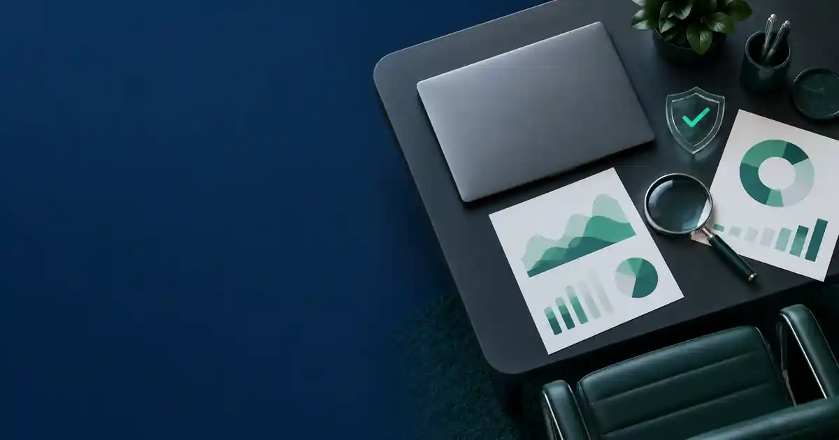 Mesa de trabajo con portátil, gráficos y lupa para el análisis de brokers